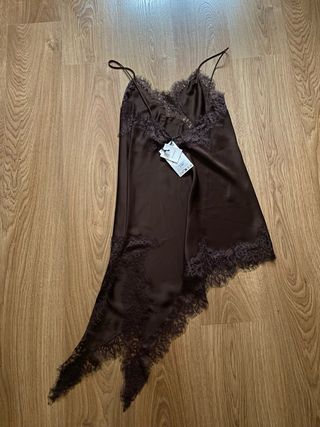 Vestido asimétrico Zara viral encaje marrón