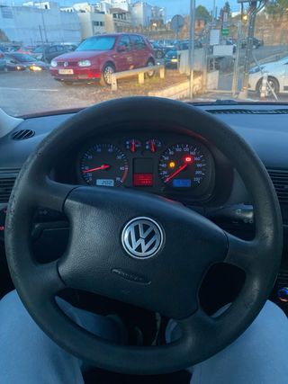 Volkswagen Golf 2003 (pegatina B)