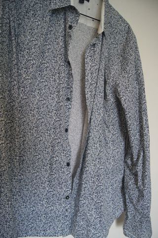 Camisa estampada azul e branca Tam L