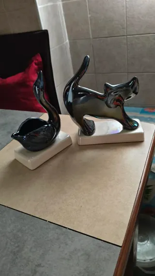 Dos figuras de cerámica gato y cisne vintage.