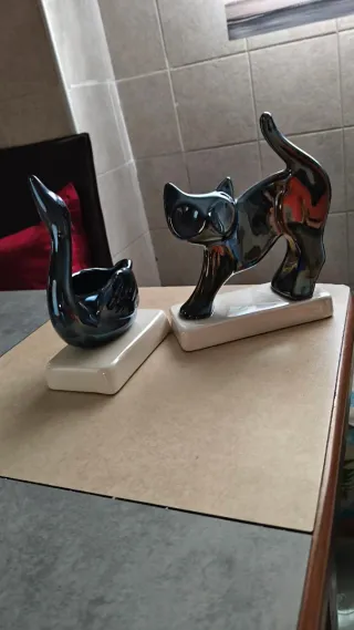 Dos figuras de cerámica gato y cisne vintage.