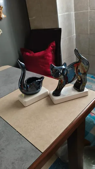 Dos figuras de cerámica gato y cisne vintage.