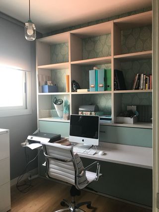 Cama abatible con estanterías