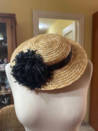 Tocado de paja con flor negra
