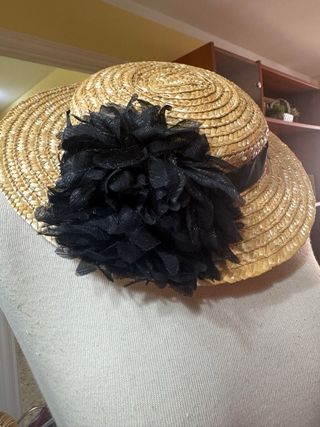 Tocado de paja con flor negra