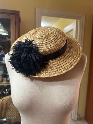 Tocado de paja con flor negra