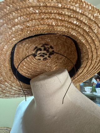 Tocado de paja con flor negra