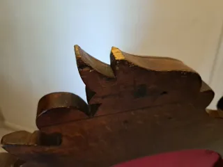 Silla antigua bordada floral