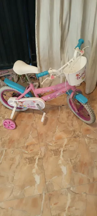 Bicicleta infantil rosa con ruedines