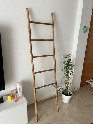 Escalera de caña de madera nueva