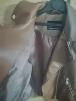 Cazadora efecto piel marrón