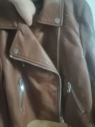 Cazadora efecto piel marrón