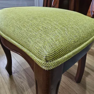 6 Sillas de comedor de madera de castaño talladas.