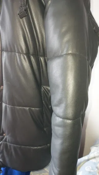 Cazadora efecto piel Pull&Bear Talla M Negra  31e