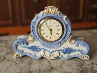 Reloj de cerámica azul y dorado vintage