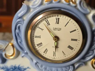 Reloj de cerámica azul y dorado vintage