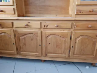 Mueble provenzal con vitrinas