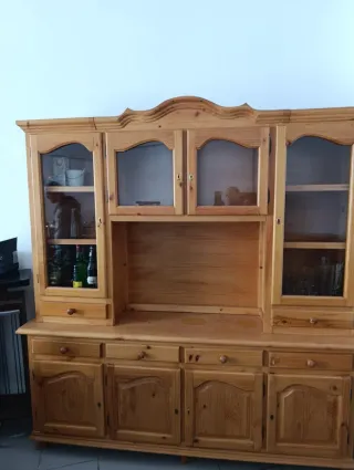 Mueble provenzal con vitrinas