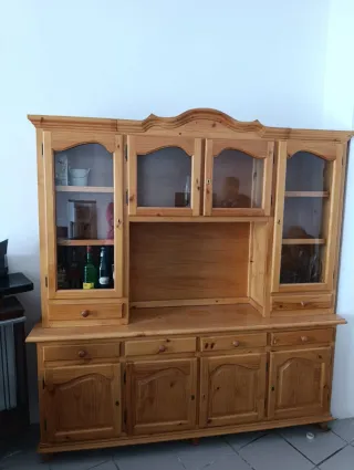 Mueble provenzal con vitrinas