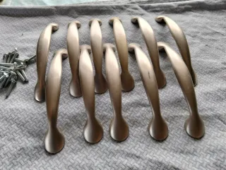 Tiradores de armario plateados