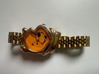 Reloj Dorado con Esfera Naranja de Winnie The Pooh
