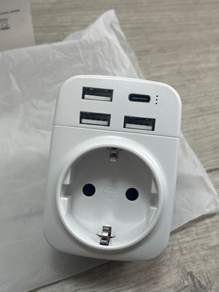 Adaptador Enchufe UK a Español 3USB A y 1USB C