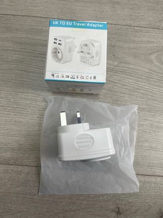 Adaptador Enchufe UK a Español 3USB A y 1USB C