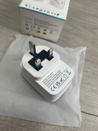 Adaptador Enchufe UK a Español 3USB A y 1USB C