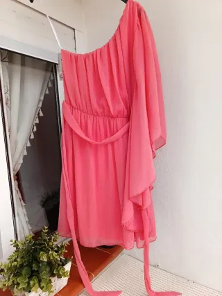 Vestido fiesta coral asimétrico.