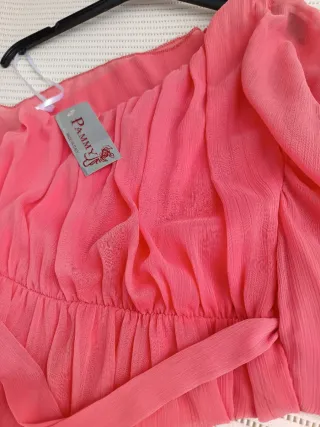 Vestido fiesta coral asimétrico.