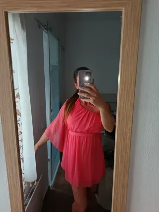 Vestido fiesta coral asimétrico.