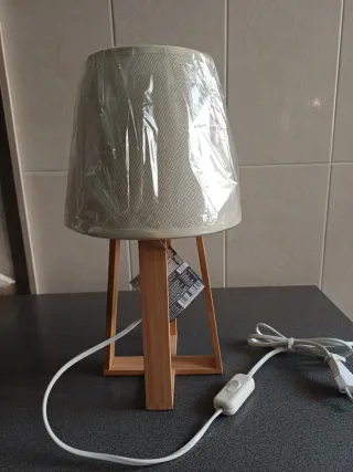 Lámpara de mesa de madera