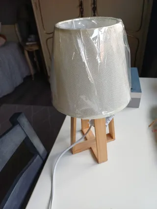 Lámpara de mesa de madera