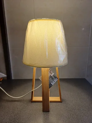 Lámpara de mesa de madera