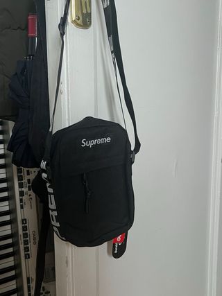 Bandolera Supreme Negra con Etiqueta