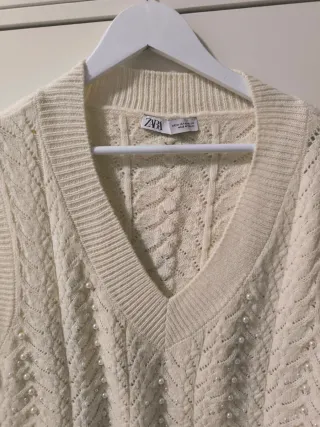 Chaleco Zara Perlas Talla M.Pero da talla L Beige
