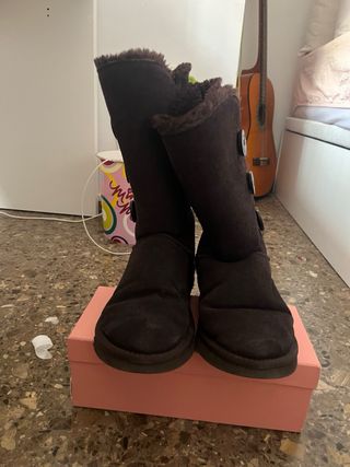 Botas UGG morado oscuro con Botones
