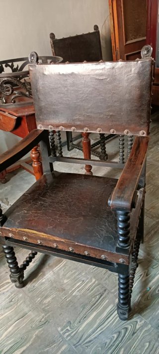 Comedor antiguo madera maciza tallada y original.