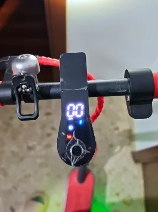 Patinete Eléctrico Negro y Rojo