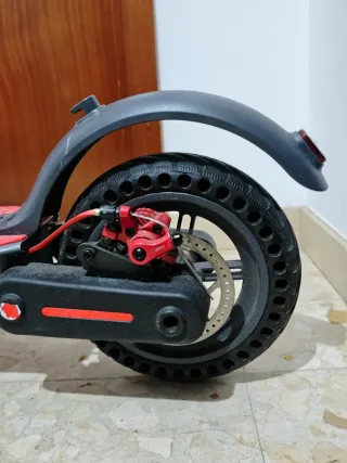 Patinete Eléctrico Negro y Rojo