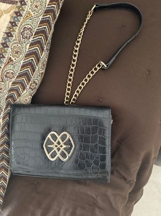 Bolso de mano negro con cadena dorada de Cuple