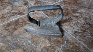 Plancha antigua de hierro fundido