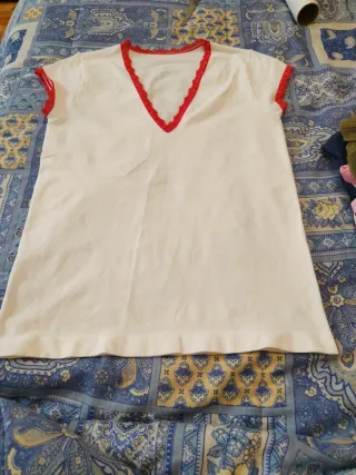 T-shirt bianca con bordi rossi in pizzo