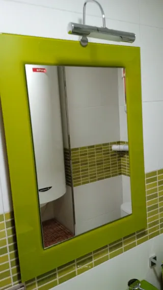 Mueble de baño verde de cristal