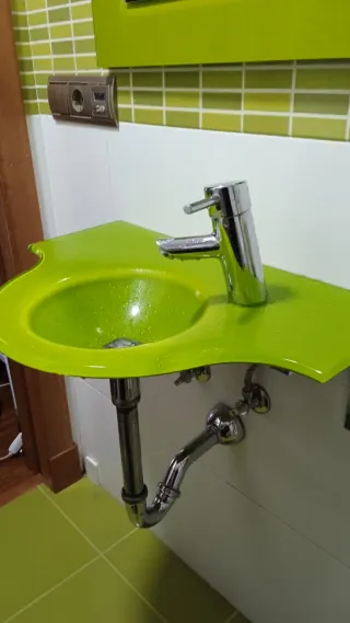 Mueble de baño verde de cristal