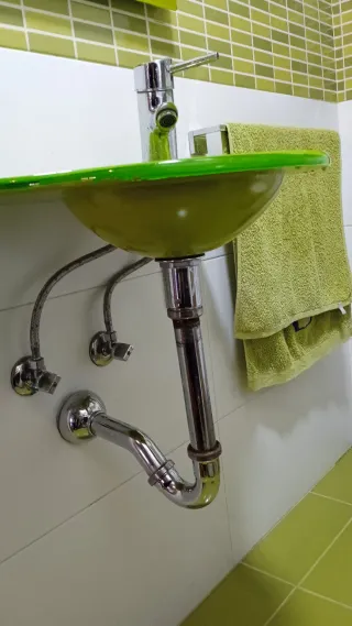 Mueble de baño verde de cristal
