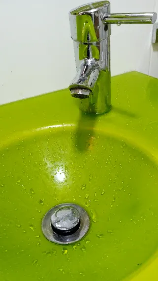 Mueble de baño verde de cristal