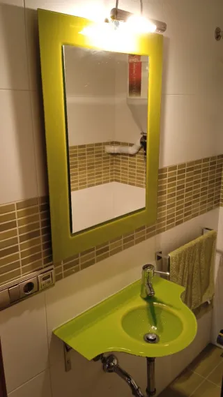 Mueble de baño verde de cristal
