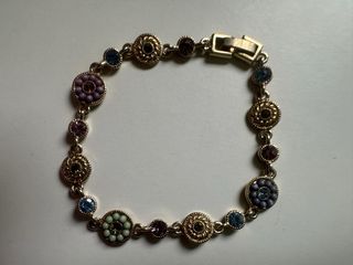 Pulsera dorada con piedras multicolor