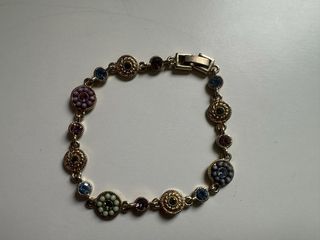 Pulsera dorada con piedras multicolor